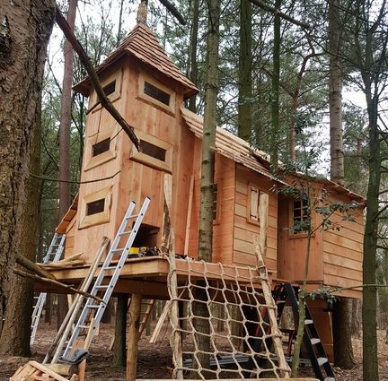 Midden in het proces van een boomhut bouwen Midden in het proces van een boomhut bouwen